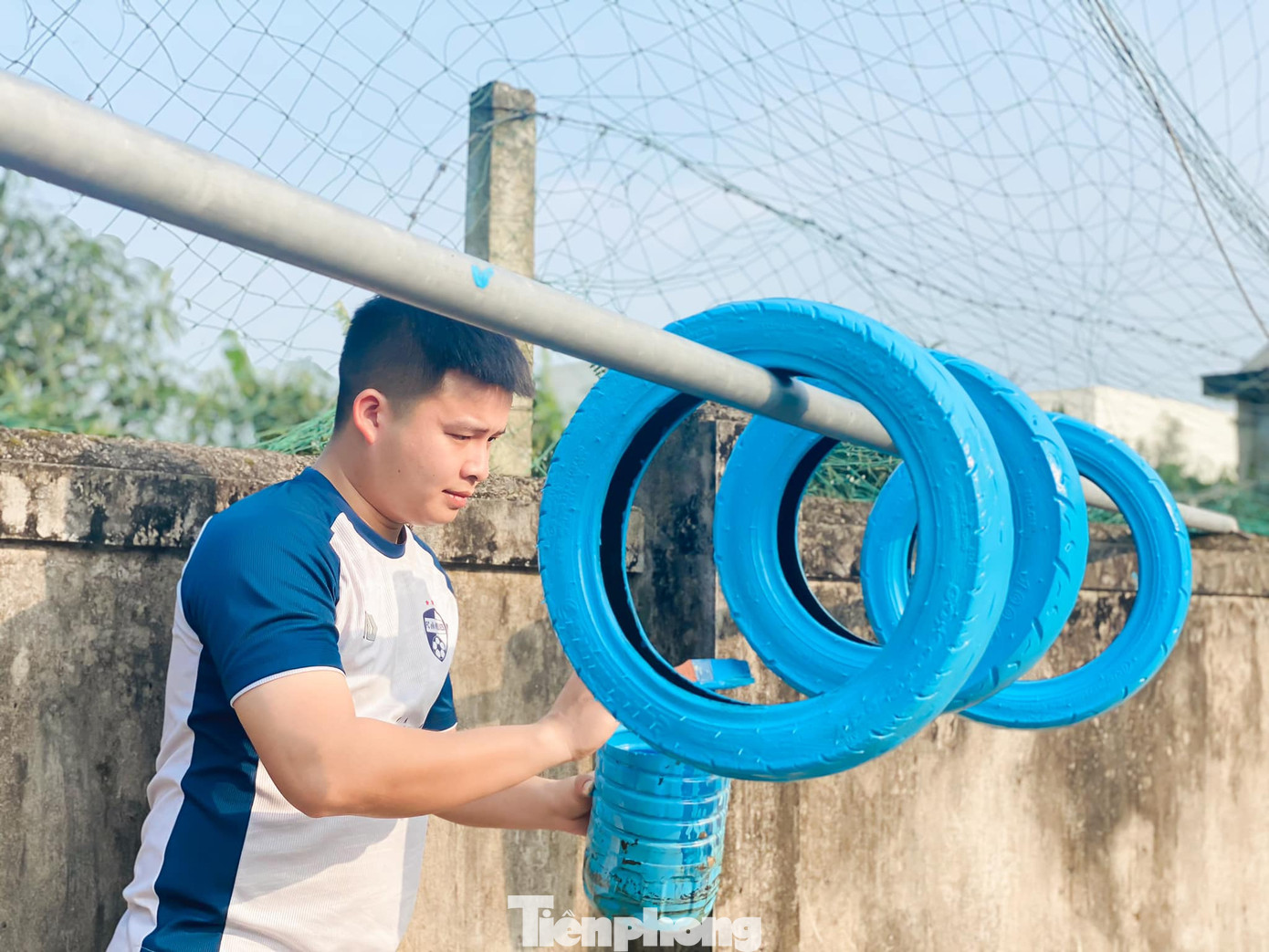 Những chiếc lốp xe bỏ đi được sơn lại để làm đồng hồ.