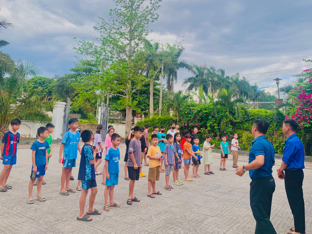 Lớp học bơi miễn phí đã góp phần tạo môi trường học tập, vui chơi lành mạnh, an toàn cho các em trong dịp hè, bảo đảm an toàn tính mạng cho trẻ em. Tại huyện Hương Sơn đã tổ chức 6 lớp dạy bơi miễn phí, giúp hàng chục trẻ em biết bơi.