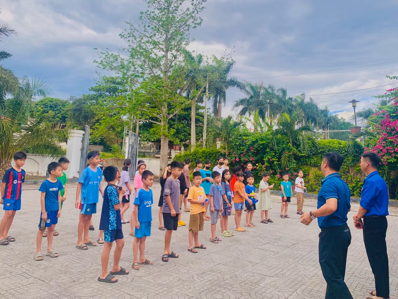 Lớp học bơi miễn phí đã góp phần tạo môi trường học tập, vui chơi lành mạnh, an toàn cho các em trong dịp hè, bảo đảm an toàn tính mạng cho trẻ em. Tại huyện Hương Sơn đã tổ chức 6 lớp dạy bơi miễn phí, giúp hàng chục trẻ em biết bơi.