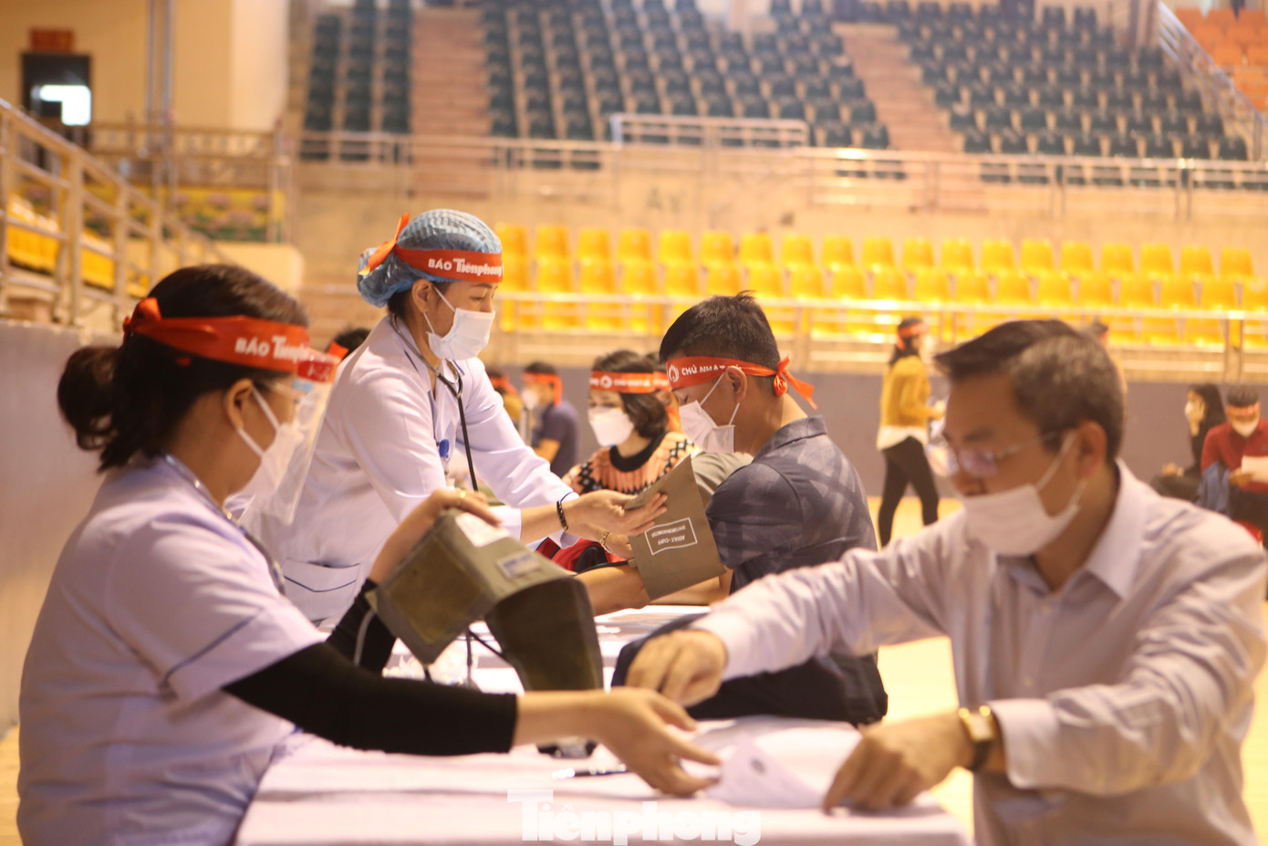 Mỗi người đăng ký hiến máu đều được hướng dẫn, chỉ dẫn, xét nghiệm - lấy máu theo quy trình nghiêm ngặt, đảm bảo an toàn.