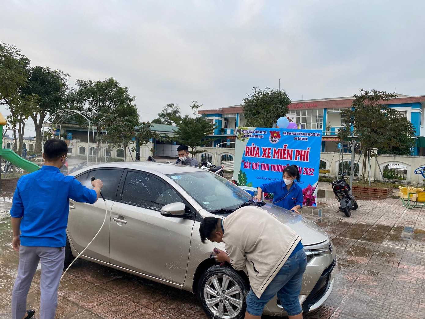 Chị Nguyễn Thị Huyền Trang - Bí thư Đoàn xã Cẩm Vịnh (huyện Cẩm Xuyên) cho biết: "Hoạt động được triển khai trước dịp Tết Nguyên đán để gây quỹ hỗ trợ trao quà cho các đối tượng khó khăn trên địa bàn. Chương trình sẽ diễn ra trong 3 ngày, được nhiều người dân địa phương đồng tình và ủng hộ".