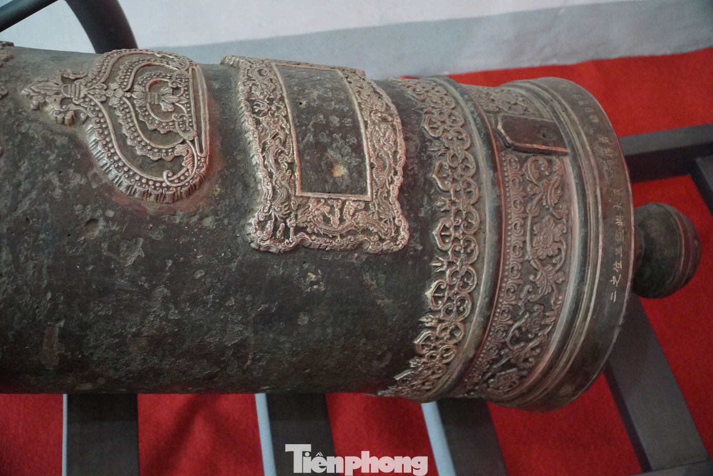 Ba khẩu súng thần công này có hoa văn dày đặc, đúc nổi rất tinh tế, công phu và được nạm bạc rất cầu kỳ, hiếm thấy ở súng thần công khác đã được phát hiện. Ba khẩu súng thần công này có hoa văn dày đặc, đúc nổi rất tinh tế, công phu và được nạm bạc rất cầu kỳ, hiếm thấy ở súng thần công khác đã được phát hiện.