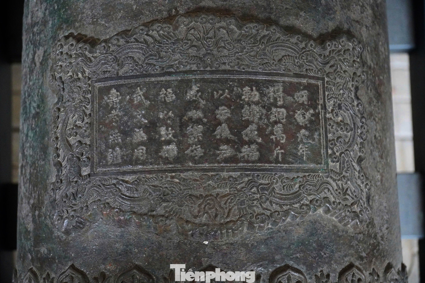 Ba khẩu súng thần công này có hoa văn dày đặc, đúc nổi rất tinh tế, công phu và được nạm bạc rất cầu kỳ, hiếm thấy ở súng thần công khác đã được phát hiện. Ba khẩu súng thần công này có hoa văn dày đặc, đúc nổi rất tinh tế, công phu và được nạm bạc rất cầu kỳ, hiếm thấy ở súng thần công khác đã được phát hiện.