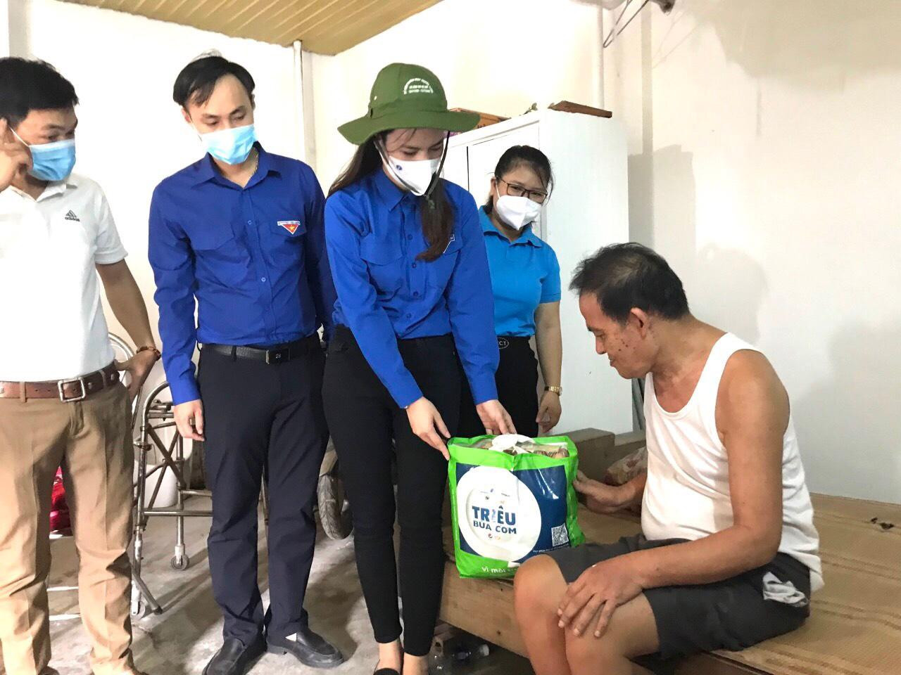 Phó bí thư Tỉnh đoàn Hà Tĩnh trao 200 suất quà cho người dân có hoàn cảnh khó khăn, người bị cách ly, chủ mô hình kinh tế thanh niên... Những suất quà cùng hỗ trợ, đồng lòng cùng người dân bị ảnh hưởng trong đợt dịch COVID-19.