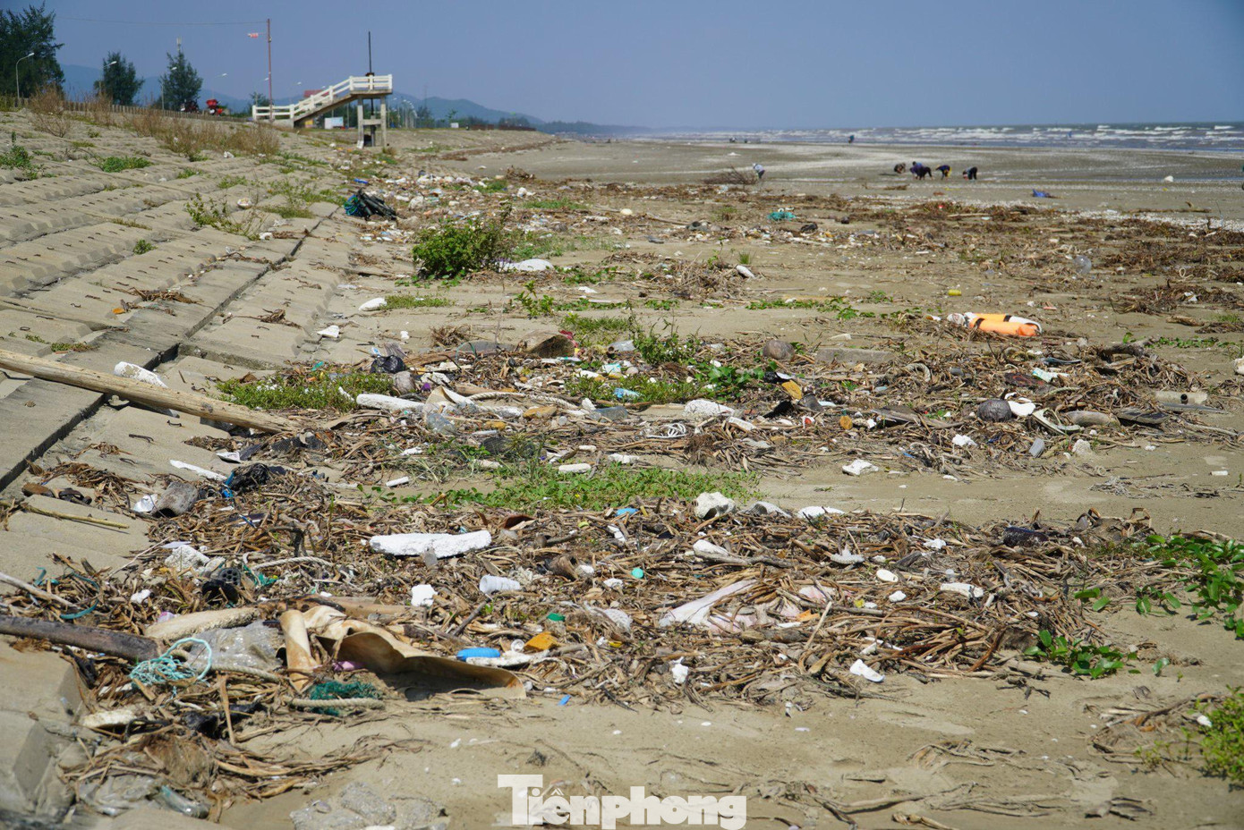 Sau các đợt mưa lũ, dọc bãi biển dài 12km nối liền xã Thạch Kim và thị trấn Lộc Hà (huyện Lộc Hà, tỉnh Hà Tĩnh) hàng tấn rác thải bủa vây. Tại đây ghi nhận số lượng rác thải sinh hoạt, rác thải nhựa chất thành từng đống.