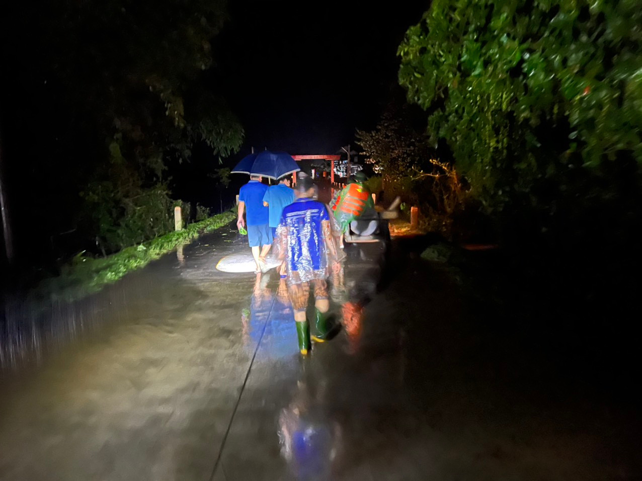 Lực lượng công cùng người dân di dời tài sản đến nơi an toàn để tránh lũ.