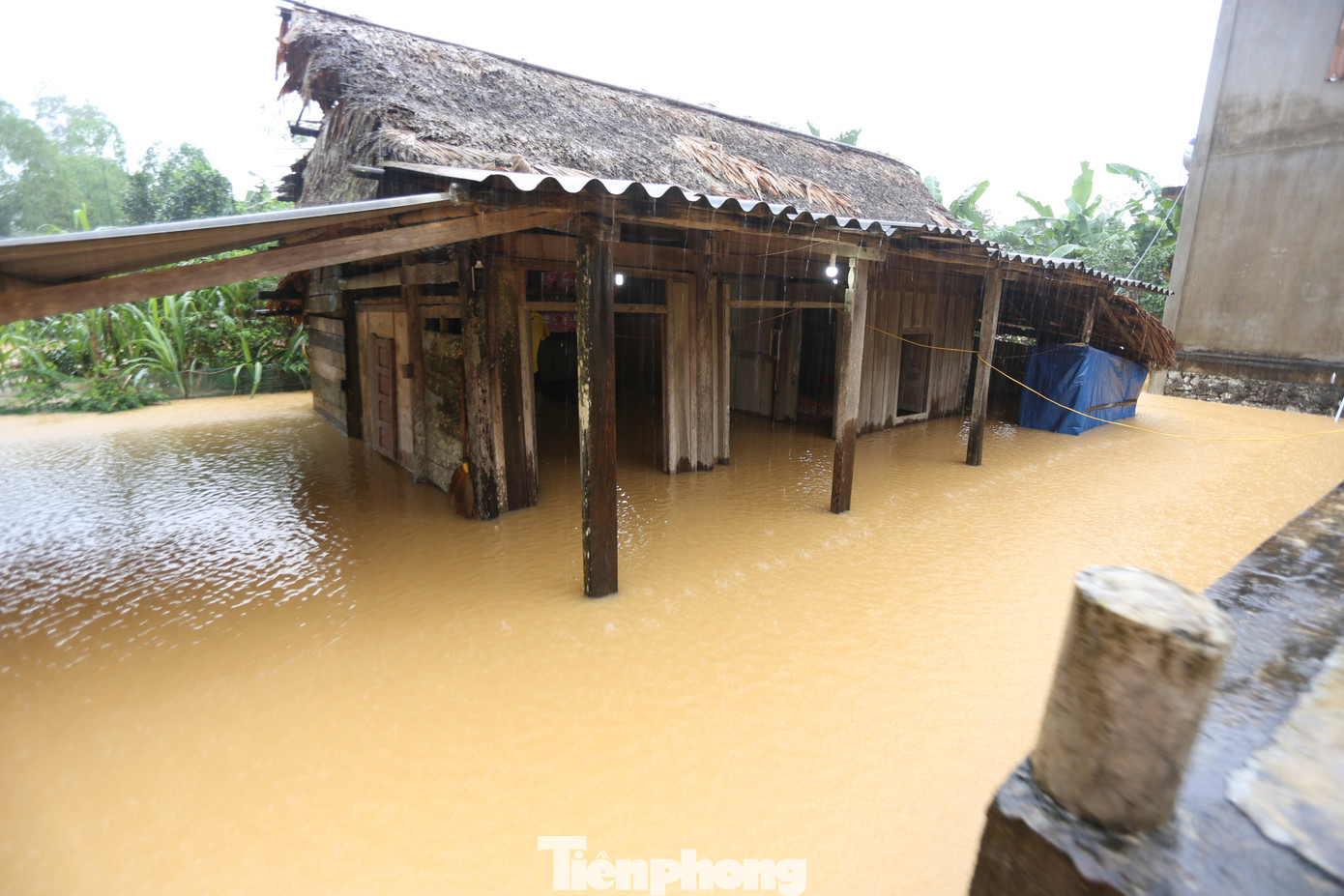 Mưa lớn kéo dài khiến hơn 40 hộ dân ở thôn 4, xã Hà Linh, bị nước bao vây. Nhiều đoạn đường liên thôn, nhà dân bị ngập hơn 1m.