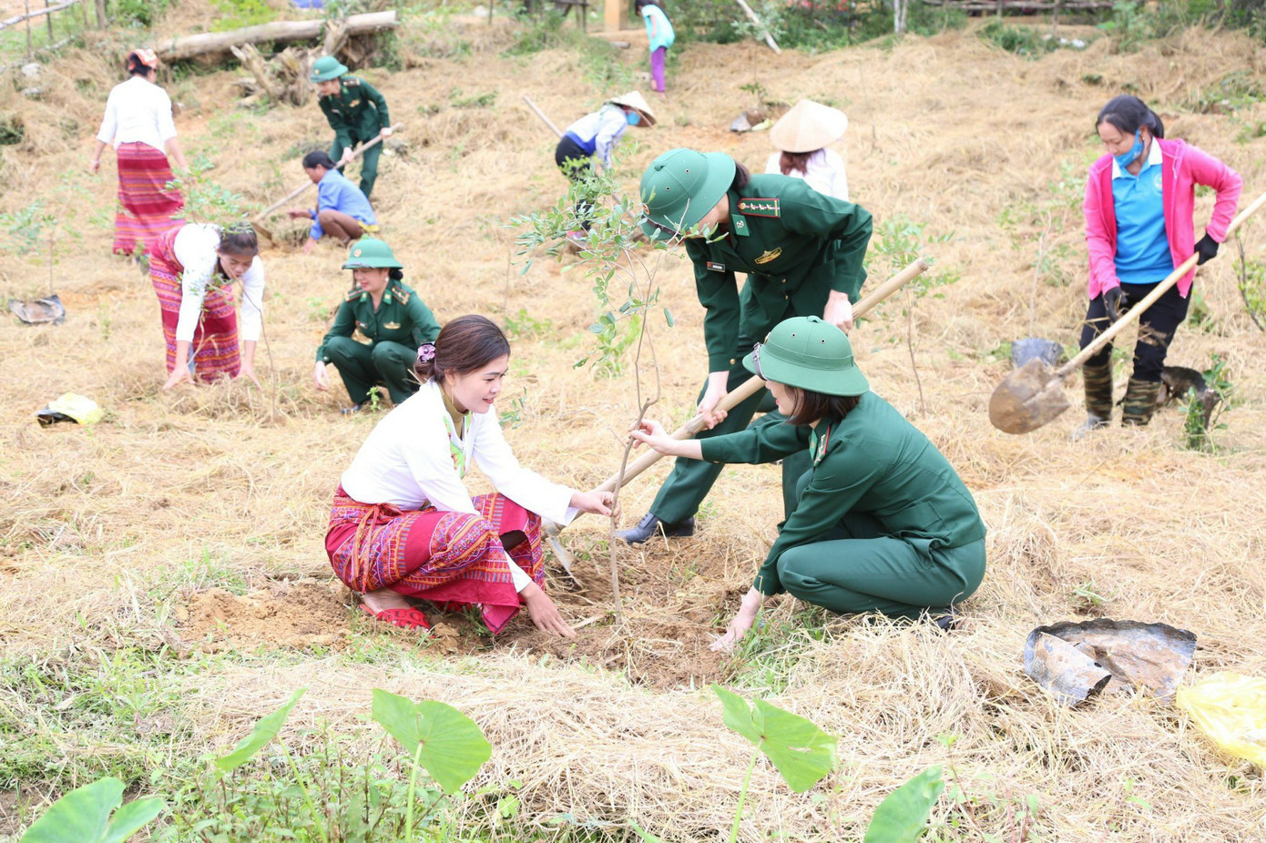 Hướng dẫn bà con dân tộc Chứt phát triển kinh tế, nâng cao đời sống. Hướng dẫn bà con dân tộc Chứt phát triển kinh tế, nâng cao đời sống.