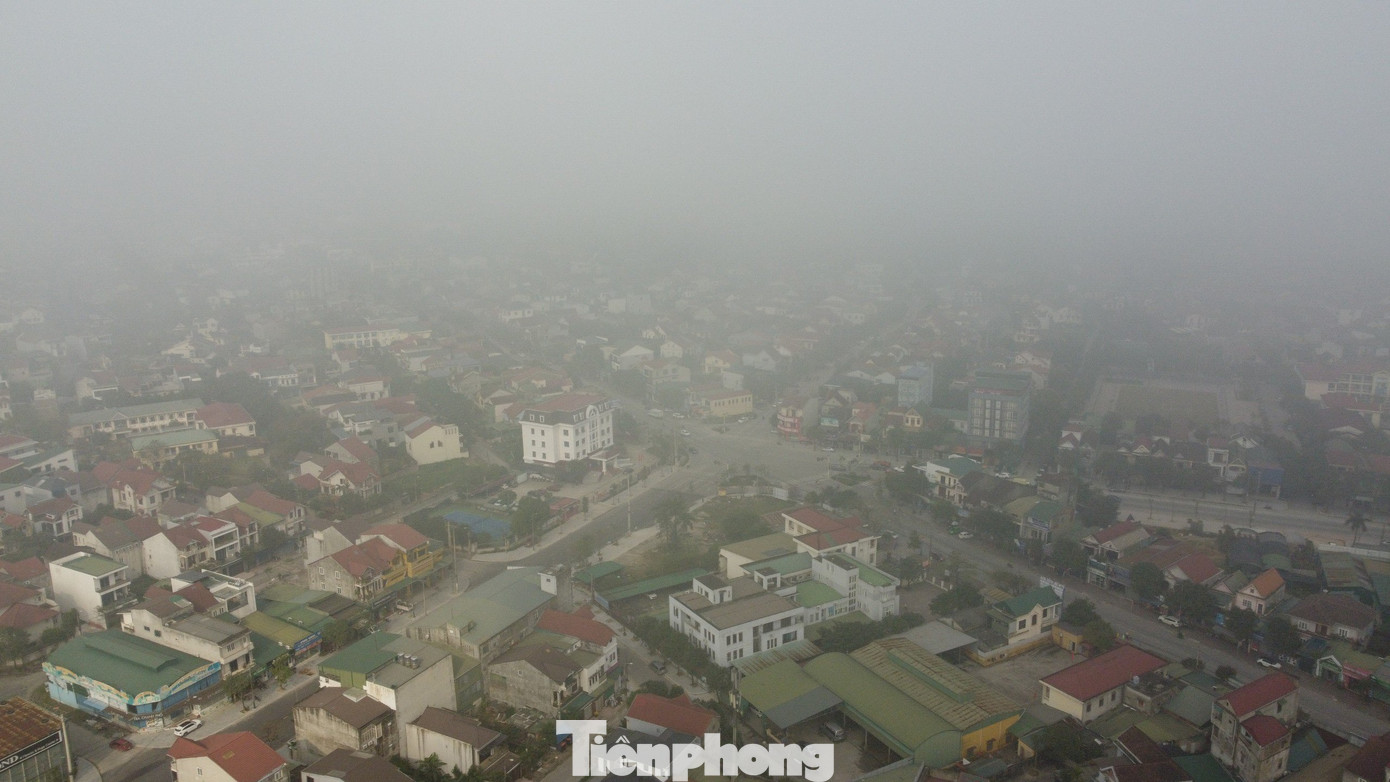 Gần 10h sáng cùng ngày, nắng lên, lớp sương mù dày tan dần. Các công việc của người dân trên địa bàn thành phố Hà Tĩnh bắt đầu trở lại bình thường.
