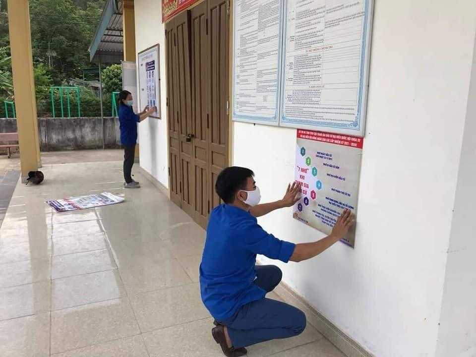 Tại các điểm bầu cử, đoàn tình nguyện viên dán Inforgraphic &quot;7 nhớ&quot; khi tham gia bầu cử do Tỉnh đoàn thiết kế.