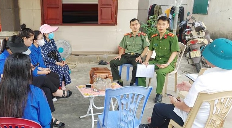 Cùng với đó hỗ trợ người dân cài đặt, kích hoạt tài khoản định danh điện tử thông qua các “Ngày thứ bảy tình nguyện hỗ trợ người dân cài đặt tài khoản định danh điện tử’, “Cuối tuần làm công an xã”.