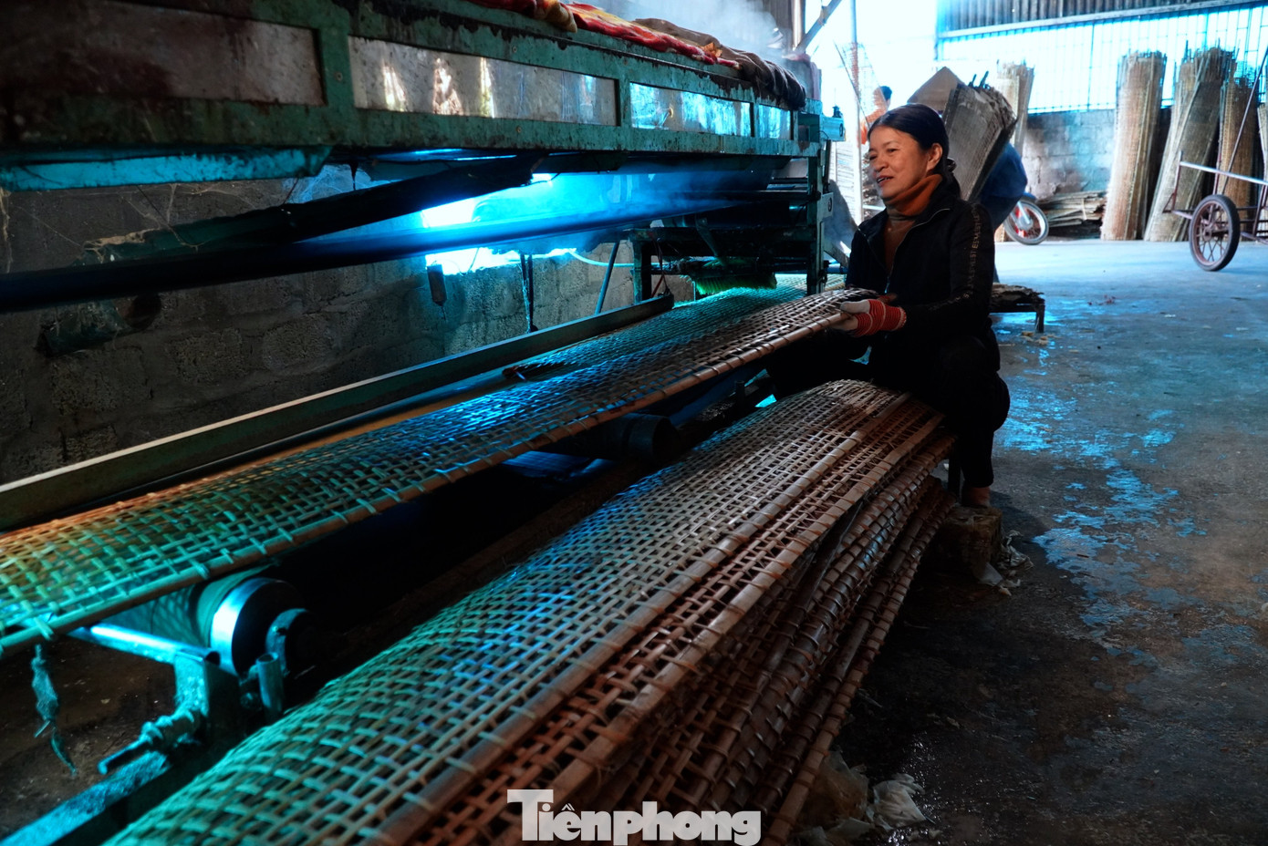 Xưởng làm bánh đa nem của gia đình ông Trần Hậu Quang (55 tuổi, trú thôn Bình) mỗi ngày sản xuất từ 20.000-30.000 bánh. Vì để đảm bảo lượng bánh phục vụ ra thị trường, phải thuê thêm nhân công làm thời vụ. Trong ảnh bánh sau khi ra lò sẽ được đặt phơi trên những tấm phên.