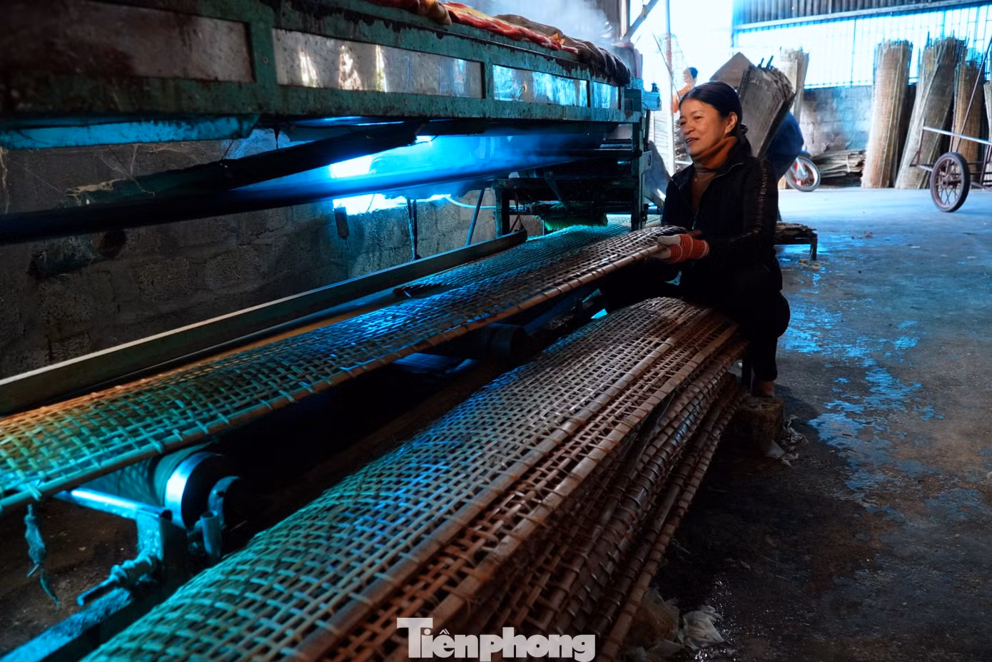 Xưởng làm bánh đa nem của gia đình ông Trần Hậu Quang (55 tuổi, trú thôn Bình) mỗi ngày sản xuất từ 20.000-30.000 bánh. Vì để đảm bảo lượng bánh phục vụ ra thị trường, phải thuê thêm nhân công làm thời vụ. Trong ảnh bánh sau khi ra lò sẽ được đặt phơi trên những tấm phên.