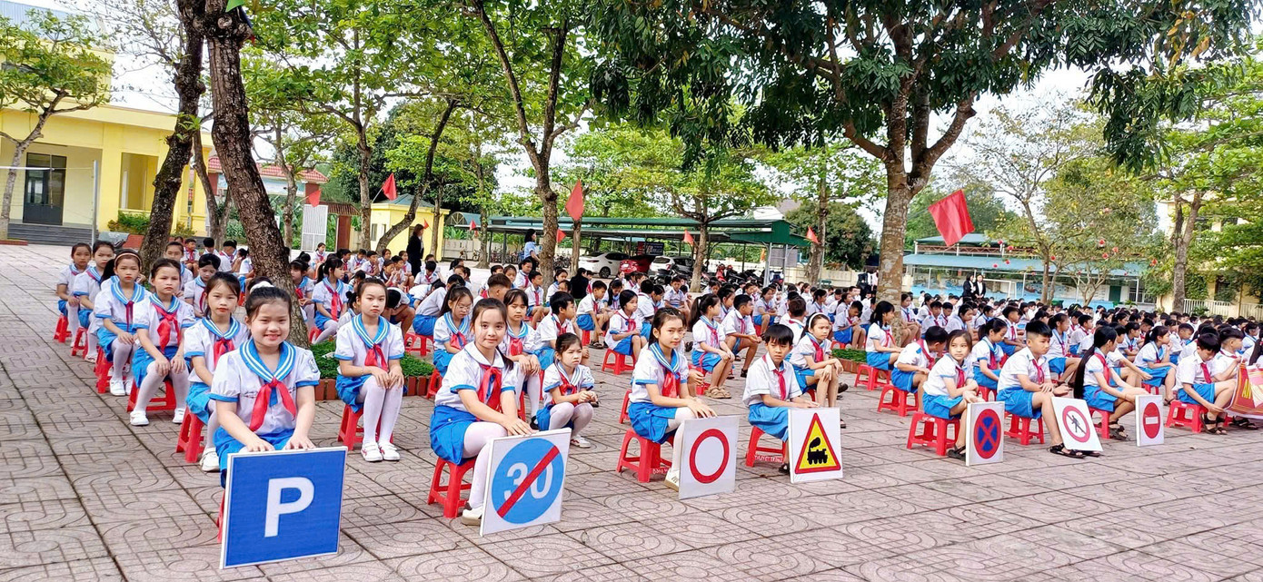 Song song với đó, các liên đội, đoàn trường đẩy mạnh tuyên truyền bằng nhiều hình thức phong phú như: theo dõi video, phóng sự, sân khấu hóa, mô hình “Phát thanh măng non”, hoạt động của đội cờ đỏ, đội xung kích…