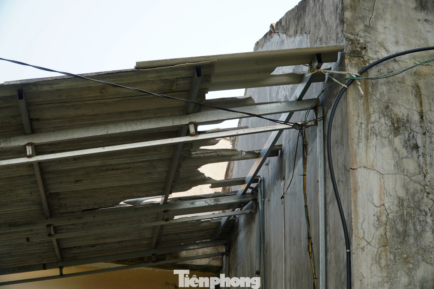 Đây là điểm trường có 94 cháu học. Song từ ngày bị hư hỏng do lốc xoáy đến nay, toàn bộ học sinh phải nghỉ học do chưa được khắc phục. Đây là điểm trường có 94 cháu học. Song từ ngày bị hư hỏng do lốc xoáy đến nay, toàn bộ học sinh phải nghỉ học do chưa được khắc phục.