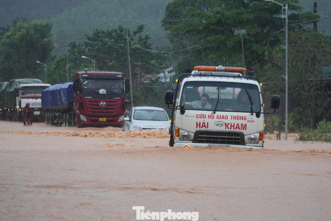 Xe cứu hộ giao thông được huy động đến khu vực tuyến đường này để hỗ trợ những phương tiện bị chết máy.