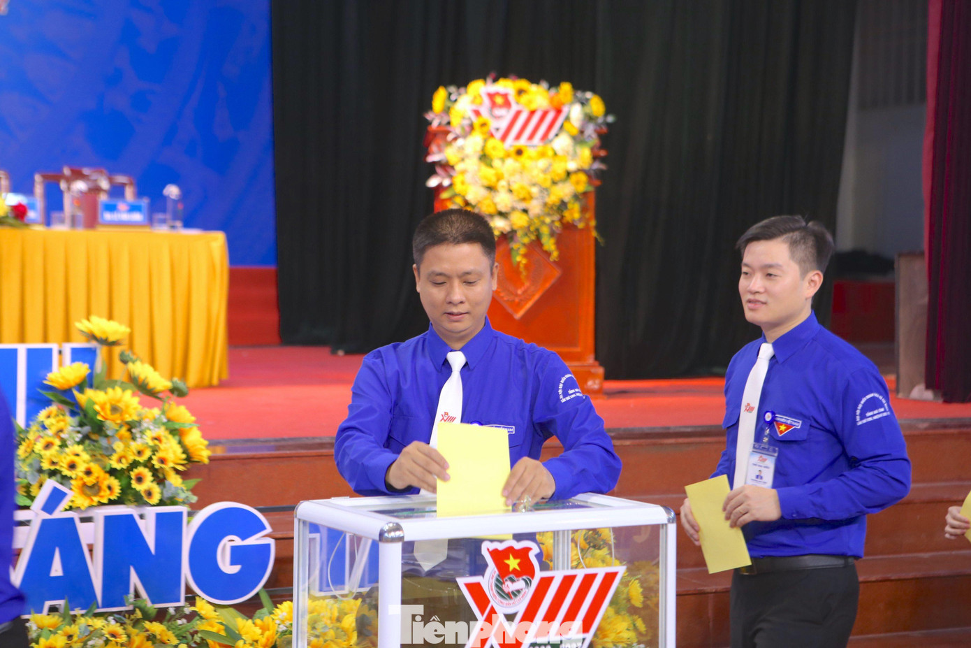 Các đại biểu lần lượt tham gia bỏ phiếu. Các đại biểu lần lượt tham gia bỏ phiếu.