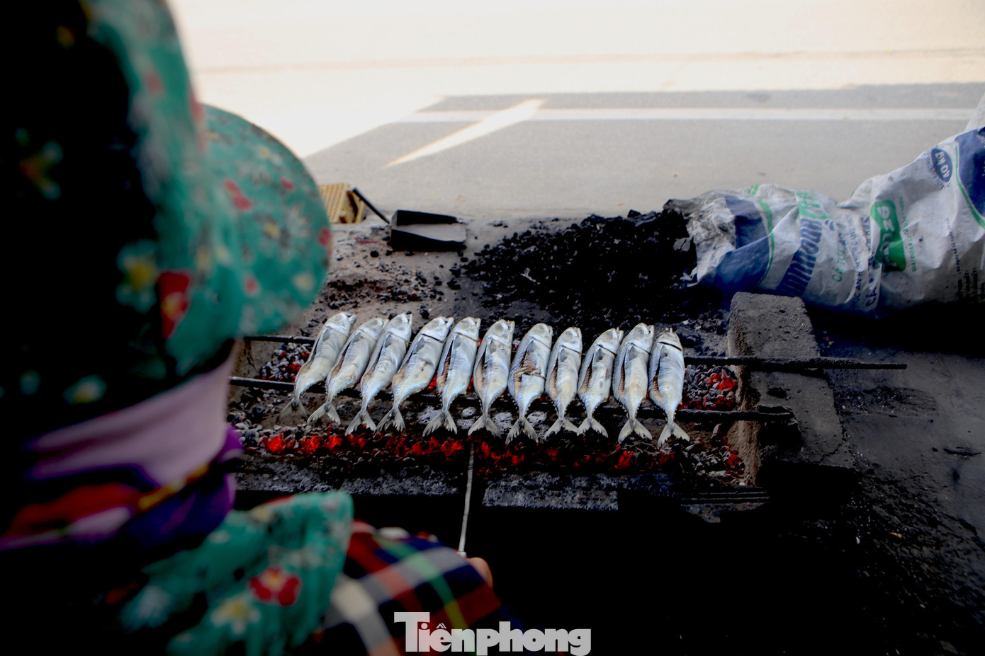 Những ngày qua Hà Tĩnh nắng nóng hừng hực, nhiệt độ phổ biến từ 37-39 độ C. Dọc đường tỉnh lộ 9 ở xã Hộ Độ, huyện Lộc Hà, không chỉ bếp của gia đình bà Loan mà nhiều người phụ nữ khác vẫn đỏ lửa nướng cá để phục vụ khách hàng.