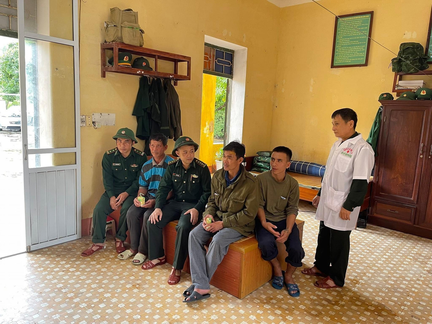 Ba thuyền viên may mắn được cứu sống trong vụ tai nạn đang được lực lượng chức năng chăm sóc.