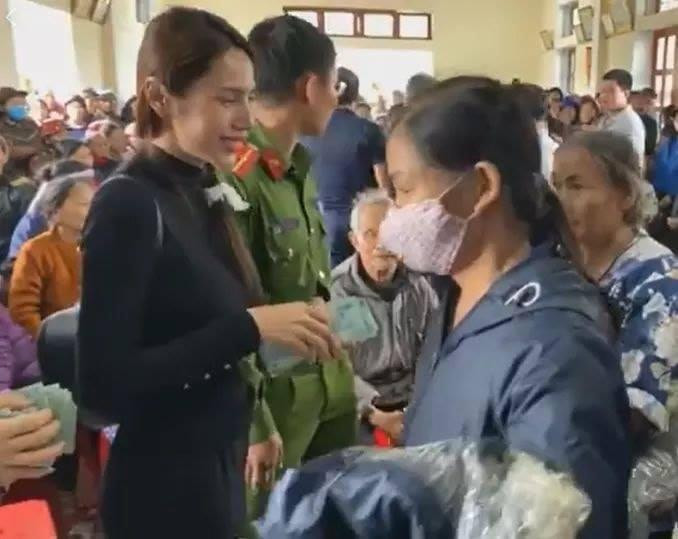 Ca sỹ Thuỷ Tiên trong một lần hoạt động từ thiện tại Hà Tĩnh. (ảnh tư liệu)