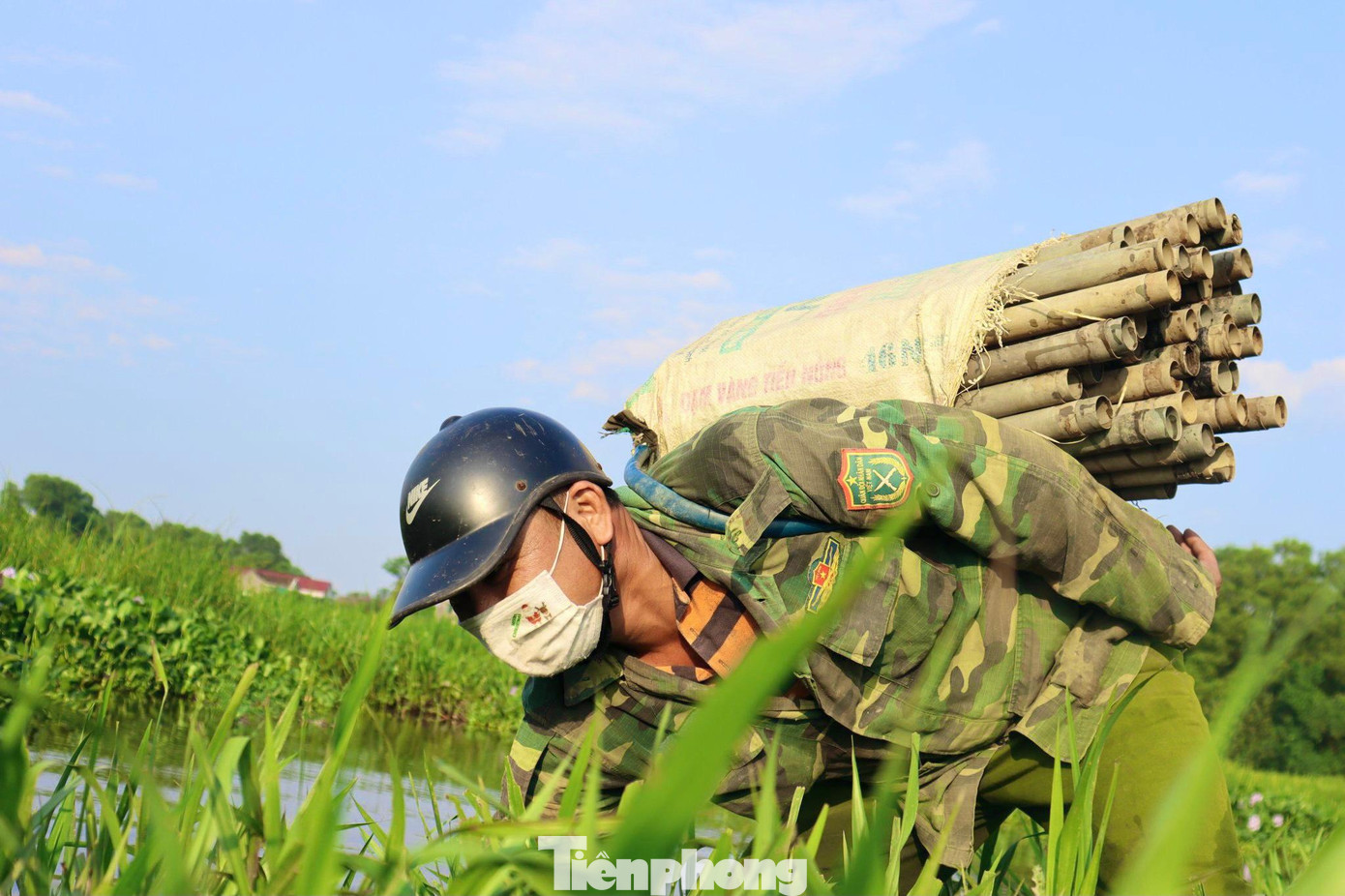Mồi được cho vào trong trúm, đậy nắp lại. Ban đêm, khi lươn đi kiếm ăn, ngửi được mùi tanh sẽ chui vào trúm để ăn. Mồi được cho vào trong trúm, đậy nắp lại. Ban đêm, khi lươn đi kiếm ăn, ngửi được mùi tanh sẽ chui vào trúm để ăn.