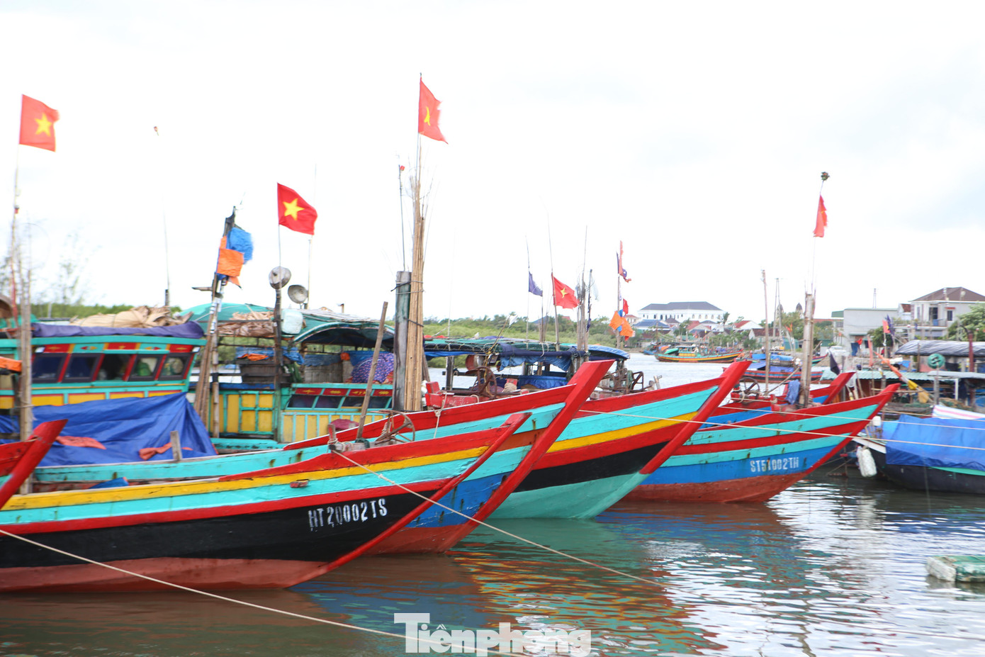 Hiện tại các cảng cá Cửa Sót, Xuân Hội, Cửa Nhượng có tất cả 344 tàu thuyền vào tránh gió bão. Riêng tổng tàu thuyền đang neo đậu, tránh trú bão tại cảng cá Cửa Sót (xã Thạch Kim, huyện Lộc Hà) là 205 tàu (trong đó: địa phương 182 tàu, Nghệ an 20 tàu/40 người, Thanh hoá 3 tàu/9 người).
