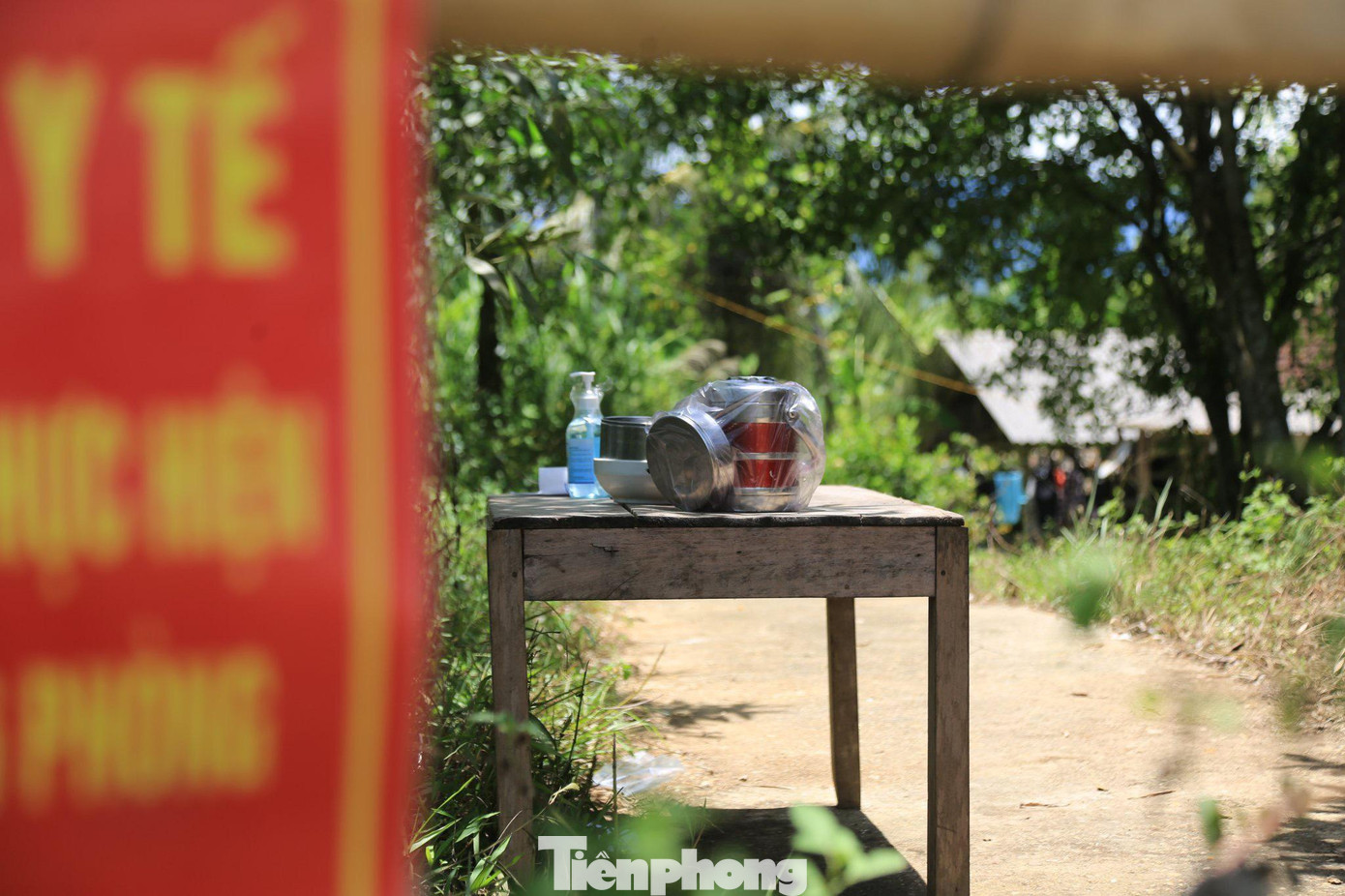 Thức ăn, nhu yếu phẩm được người thân đưa đến đặt giữa bàn trước nhà để tránh tiếp xúc.