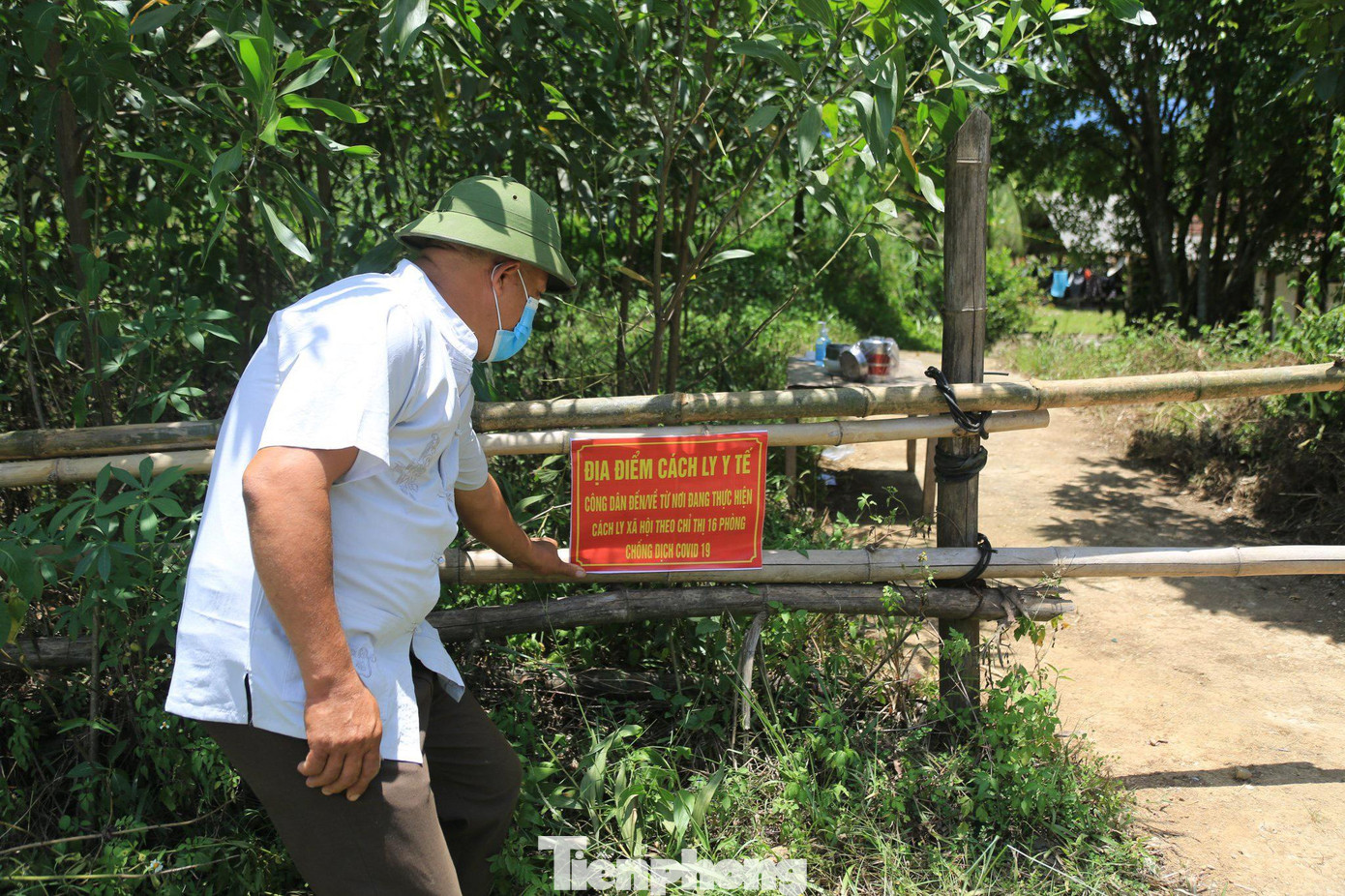 Ngay từ ngoài cổng vào nhà của người đang thực hiện cách ly y tế được đặt biển thông báo.