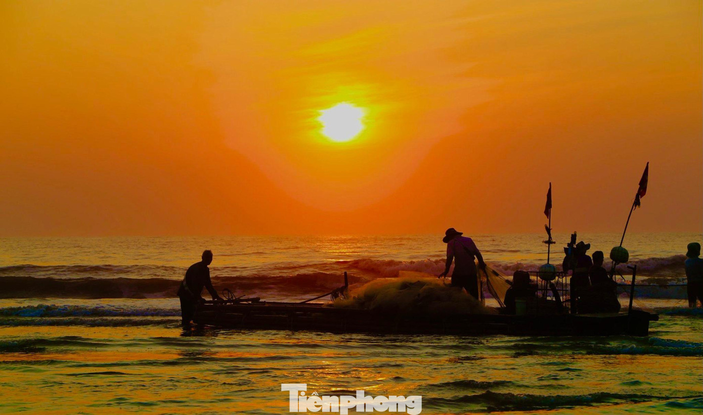 Trừ ngày biển động, còn lại quanh năm người dân đều ra biển để đánh bắt cá, hộ thì đi thuyền ra xa, cũng có những người kéo lưới gần bờ.