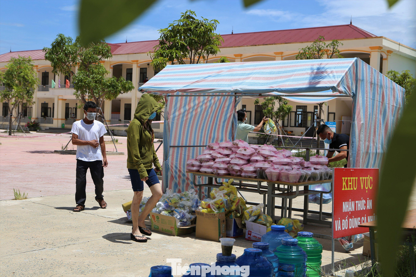 “Toàn bộ hơn 8.000 suất cơm phục vụ các điểm cách ly do các khu dân cư, tổ liên gia, đoàn thể quyên góp và luân phiên nhau nấu và phục vụ. Ngoài ra, địa phương cũng vận động các nhà hảo tâm, đơn vị hỗ trợ cho những người có hoàn cảnh khó khăn thêm về chi phí lấy mẫu test nhanh trong thời gian cách ly”, ông Long cho hay.