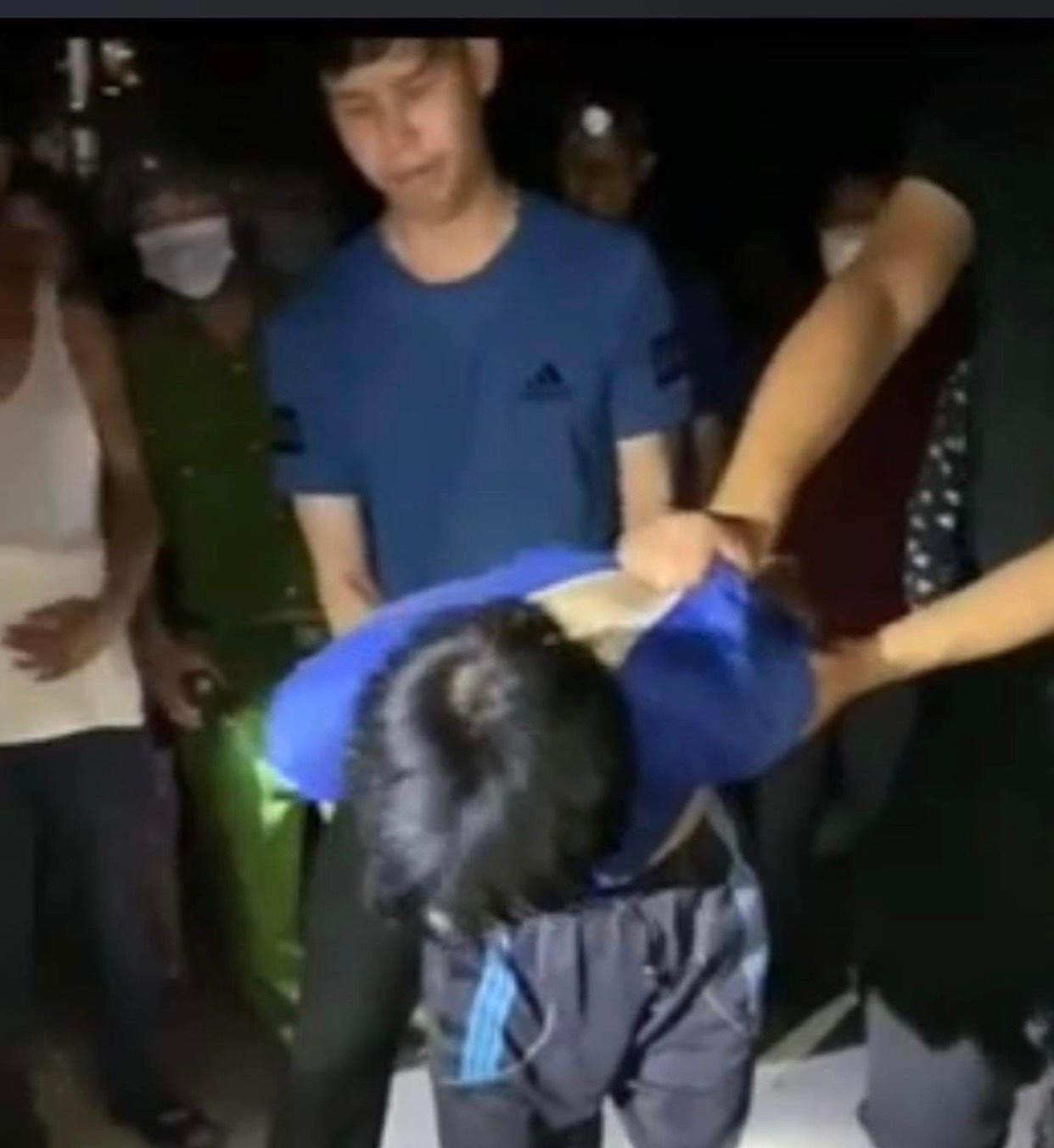 Đối tượng bị khống chế và bắt giữ sau khi gây ra án mạng. Đối tượng bị khống chế và bắt giữ sau khi gây ra án mạng.