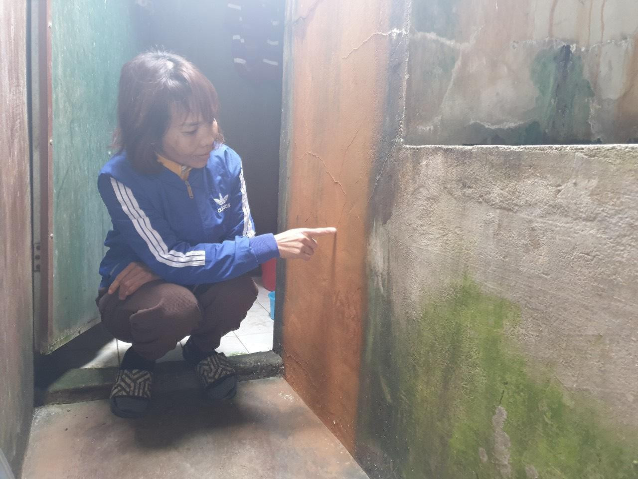 Tại các bể chứa nước đều chuyển thành màu vàng do nguồn nước nhiễm phèn trầm trọng.