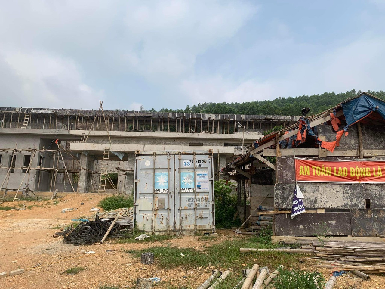 Công trình ngổn ngang khi nhà thầu dừng thi công. Công trình ngổn ngang khi nhà thầu dừng thi công.