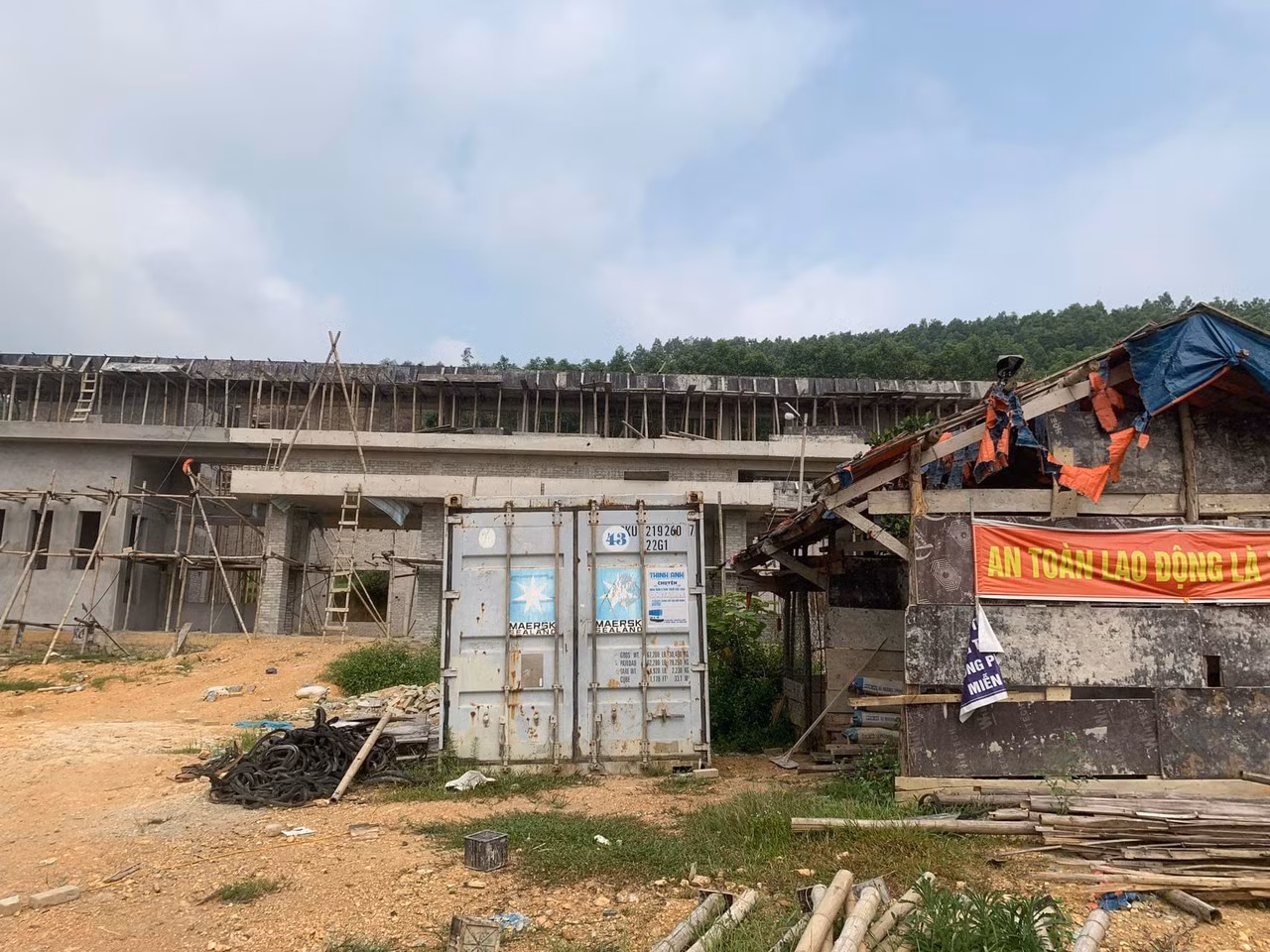 Công trình ngổn ngang khi nhà thầu dừng thi công.