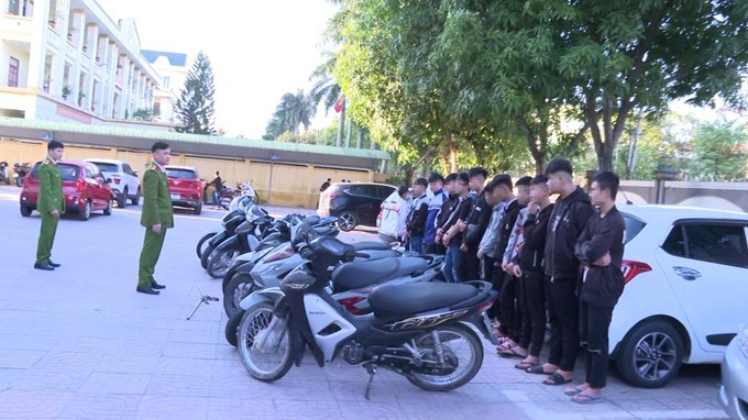 Nhóm thanh thiếu niên bị triệu tập.