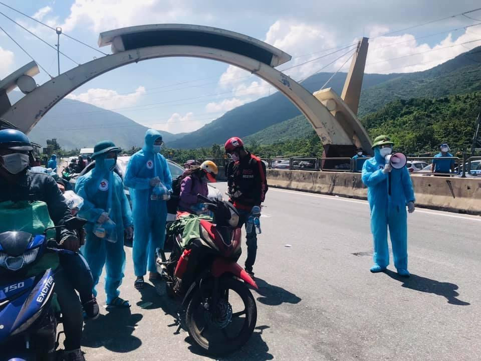 Để đảm bảo công tác phòng dịch, CSGT Hà Tĩnh phối hợp với lực lượng chức năng rà soát, khai báo y tế… Đối với những công dân Hà Tĩnh về tại địa phương sẽ phải khai báo y tế để được hướng dẫn cách ly. Còn những công dân về từ địa phương khác đi qua Hà Tĩnh, chúng tôi sẽ dẫn đoàn, đưa bà con rời địa bàn Hà Tĩnh để đến chốt kiểm dịch Nghệ An”, cán bộ Phòng CSGT Công an Hà Tĩnh cho hay.