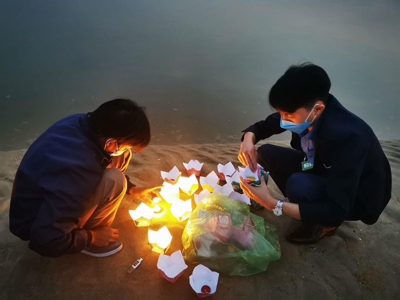 Người thân chuẩn bị những ngọn đèn hoa đăng để thả xuống biển. Người thân chuẩn bị những ngọn đèn hoa đăng để thả xuống biển.