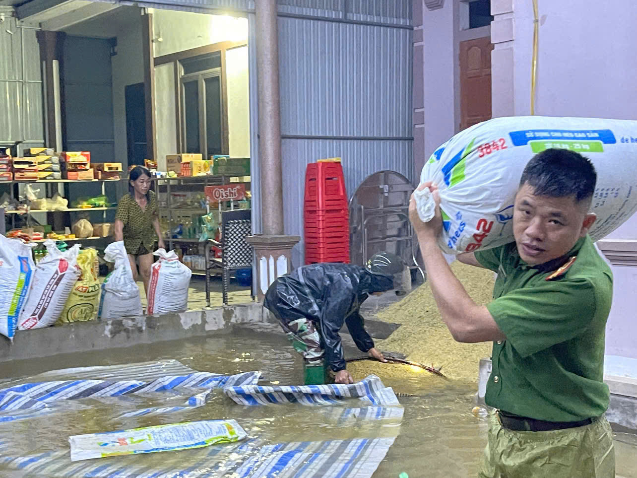 Công an xã Thạch Ngọc hỗ trợ di dời tài sản giúp dân.