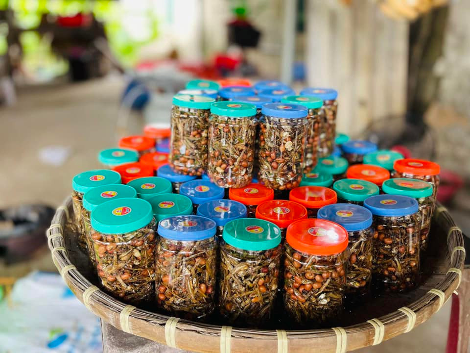 Những nhu yếu phẩm, quần áo hỗ trợ được tập kết, vận chuyển ra miền Bắc.