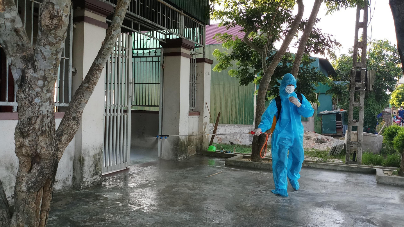 Tiến hành phun tiêu độc khử trùng tại khu vực bị phong tỏa do có ca nhiễm COVID-19. Tiến hành phun tiêu độc khử trùng tại khu vực bị phong tỏa do có ca nhiễm COVID-19.