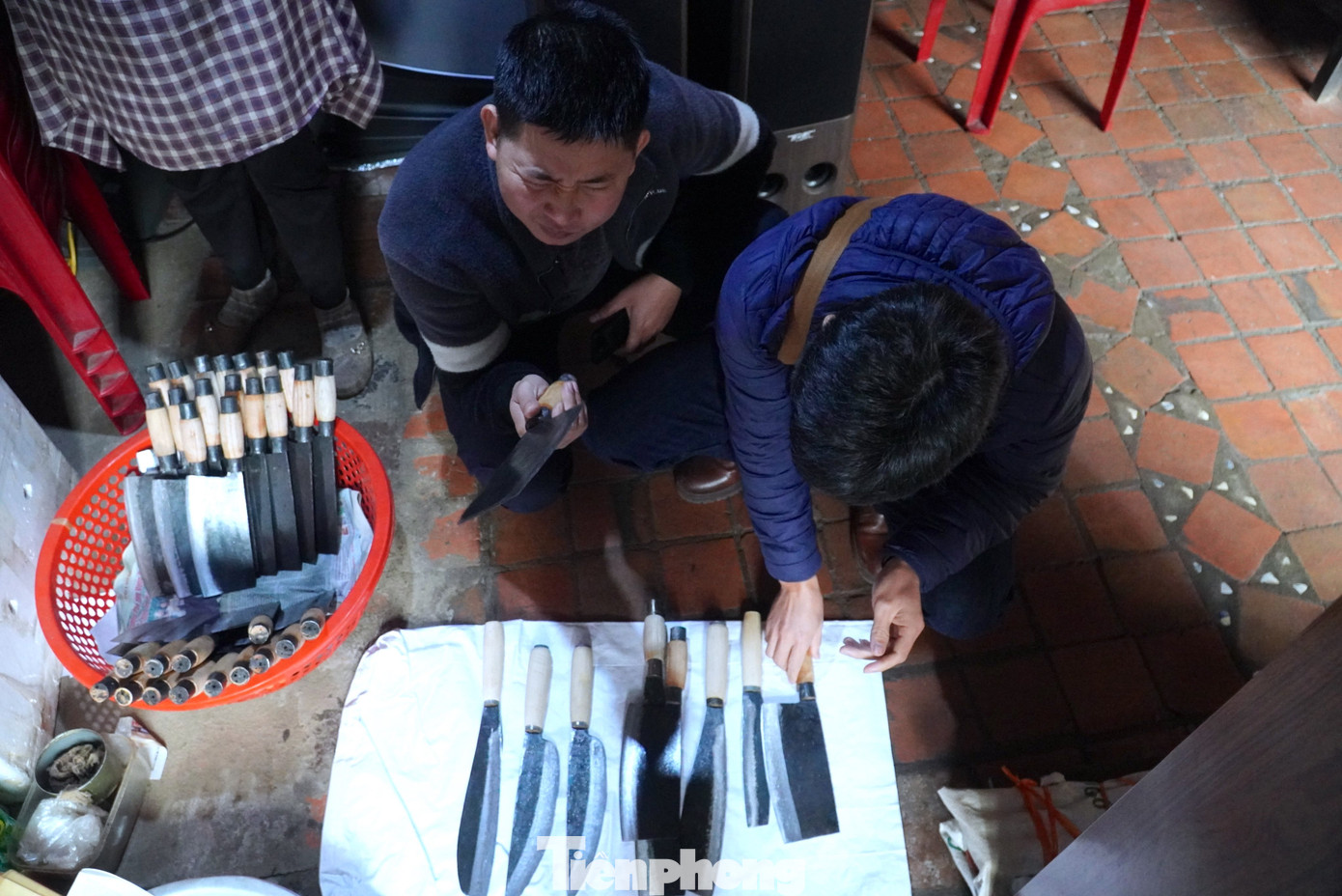 Mặc dù các sản phẩm làng nghề rèn Trung Lương không bóng bẩy, bắt mắt, nhiều khi thô mộc nhưng lại lấy độ sắc bén, bền chắc làm thế mạnh. Mặc dù các sản phẩm làng nghề rèn Trung Lương không bóng bẩy, bắt mắt, nhiều khi thô mộc nhưng lại lấy độ sắc bén, bền chắc làm thế mạnh.