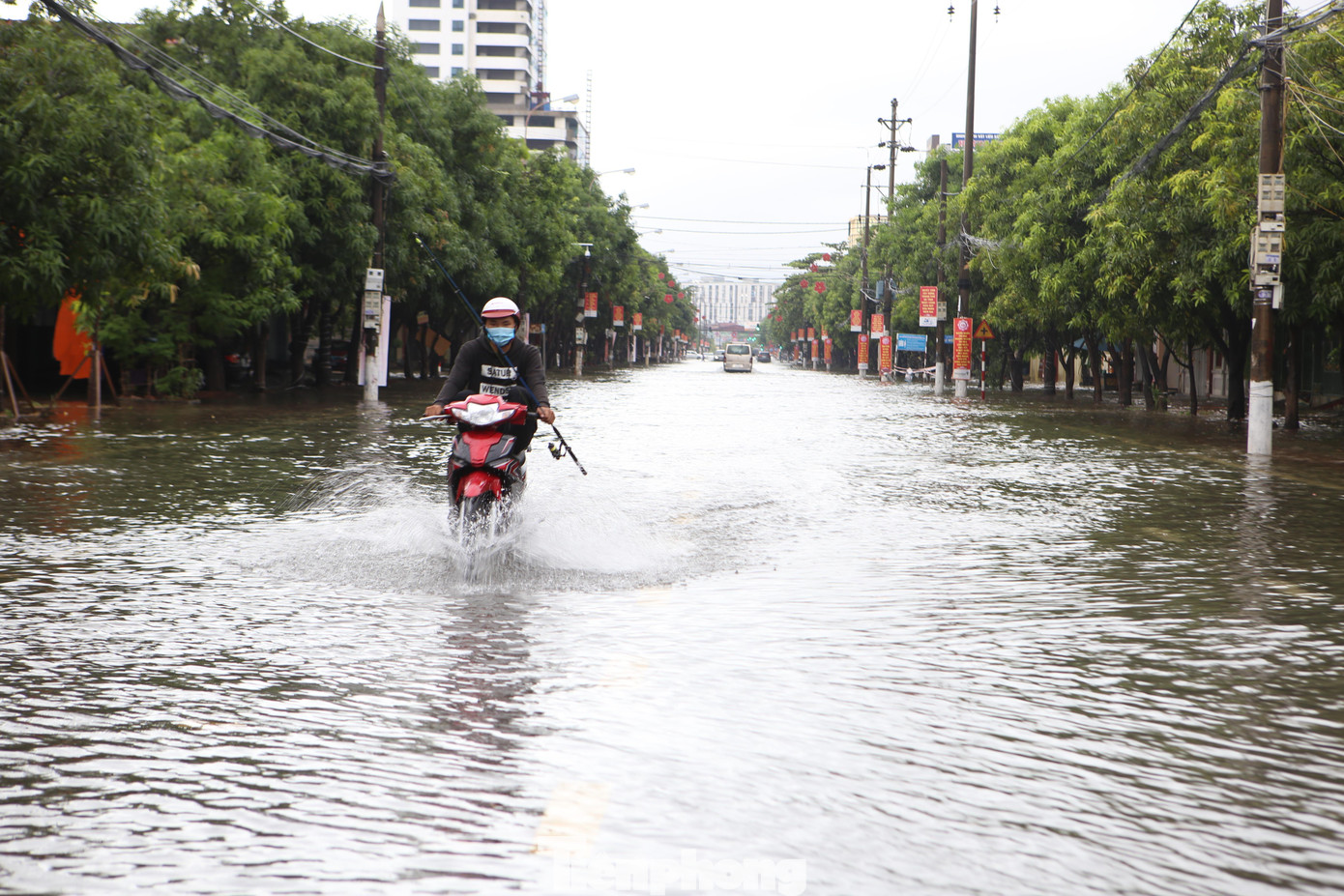 Trong 3h vừa qua (từ 3h - 6h), khu vực Hà Tĩnh đã có mưa vừa, mưa to, có nơi mưa to và dông như: Đại Lộc 127 mm, Đò Điệm 126 mm, Đậu Liêu 105 mm, Kỳ Thượng 100mm, Sơn Lộc 91mm, TP Hà Tĩnh 67mm…