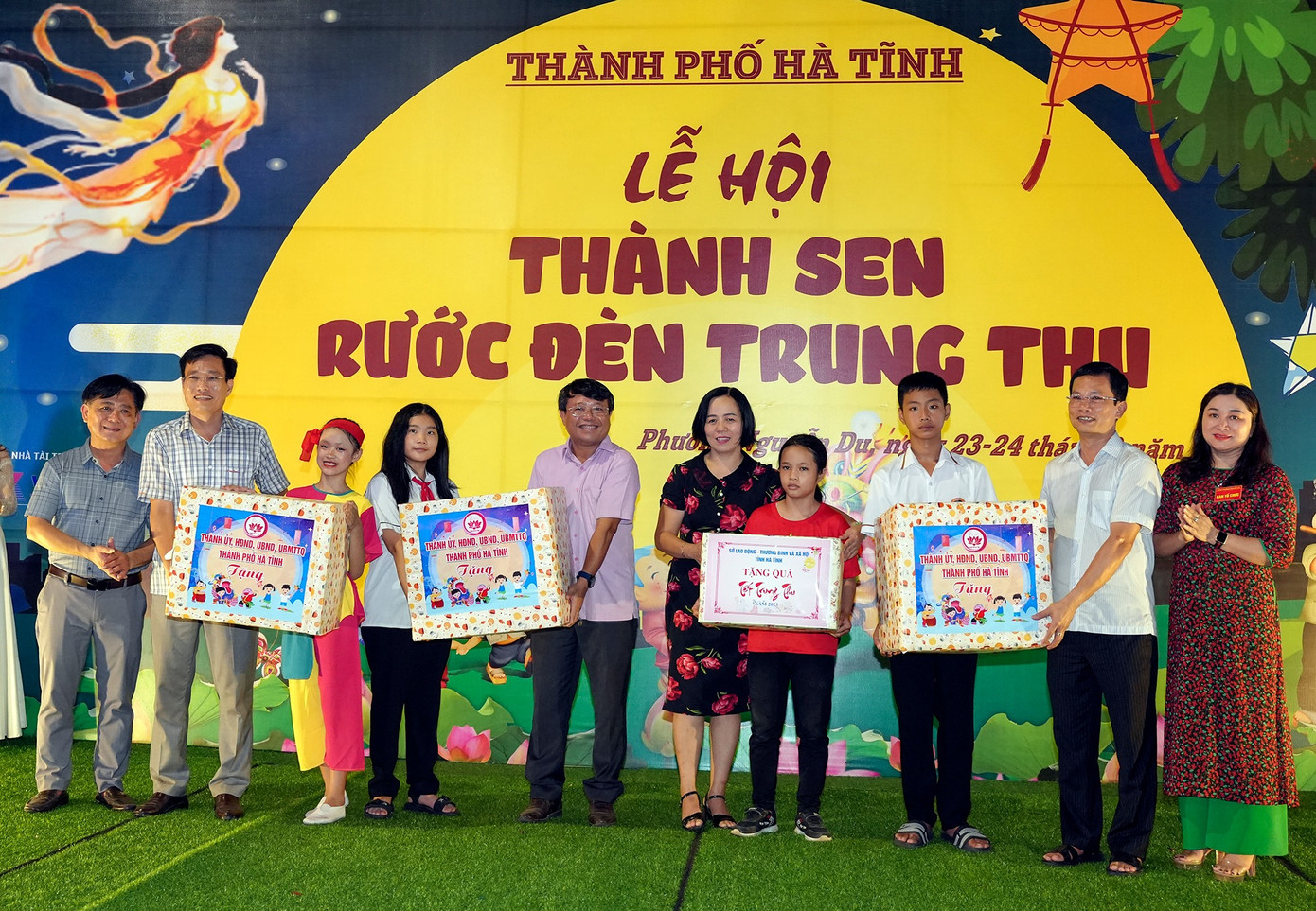 Cũng tại Lễ hội “Thành Sen rước đèn Trung Thu”, Sở Lao động -Thương binh và Xã hội tỉnh, thành phố Hà Tĩnh cũng đã trao quà cho các cháu tham gia lễ hội rước đèn Trung thu.
