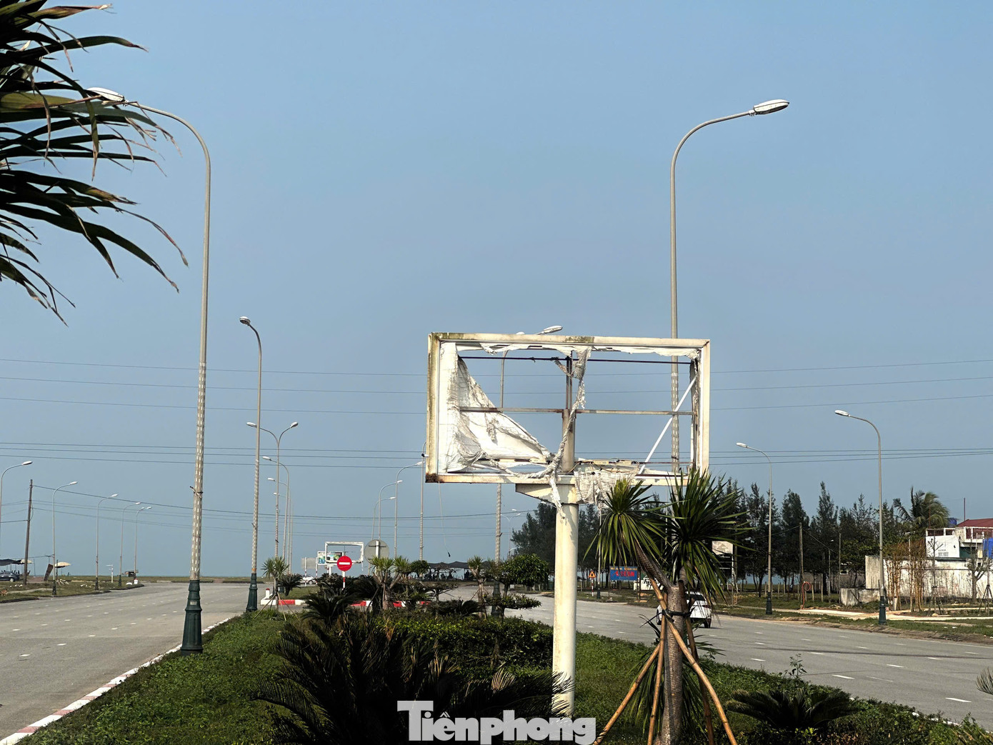 Đại lộ Mai Hắc Đế là tuyến đường huyết mạch kết nối du khách thập phương về tham quan, trải nghiệm tại bãi biển Xuân Hải. Tuy nhiên, hiện tại các pano, biển quảng cáo tại trục đường này đều hư hỏng, “trơ khung”. Đại lộ Mai Hắc Đế là tuyến đường huyết mạch kết nối du khách thập phương về tham quan, trải nghiệm tại bãi biển Xuân Hải. Tuy nhiên, hiện tại các pano, biển quảng cáo tại trục đường này đều hư hỏng, “trơ khung”.