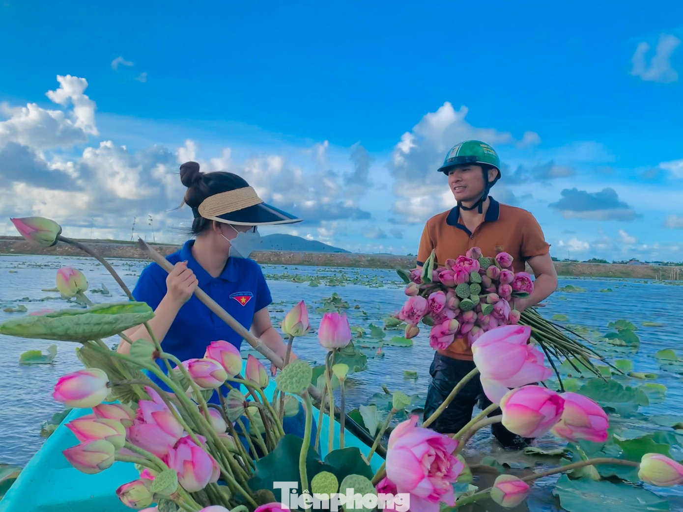 Vào mùa hoa sen nở, các hội viên, đoàn viên thu hoạch sen để nhập cho các hợp tác xã. Hoa sen sau khi thu hoạch được chế biến ướp trà và ngâm rượu..... Vào mùa hoa sen nở, các hội viên, đoàn viên thu hoạch sen để nhập cho các hợp tác xã. Hoa sen sau khi thu hoạch được chế biến ướp trà và ngâm rượu.....