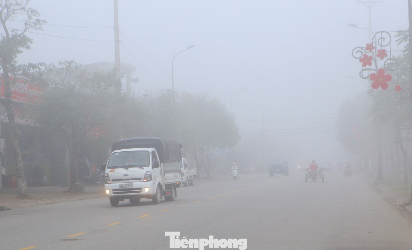 Đường bị che khuất tầm nhìn, khó quan sát nên nhiều phương tiện khi lưu thông phải bật đèn chiếu sáng, giảm tốc độ.