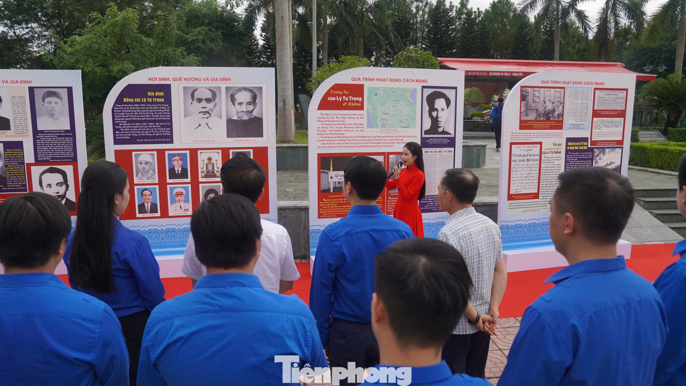 Khu tưởng niệm anh Lý Tự Trọng đã trưng bày gần 200 hình ảnh, tư liệu, hiện vật có giá trị lịch sử góp phần làm sáng tỏ thân thế, sự nghiệp, tinh thần cách mạng của người đoàn viên thanh niên cộng sản đầu tiên. Trong ảnh, đoàn công tác đến xem triển lãm ảnh "Lý Tự Trọng - Người truyền lửa". Khu tưởng niệm anh Lý Tự Trọng đã trưng bày gần 200 hình ảnh, tư liệu, hiện vật có giá trị lịch sử góp phần làm sáng tỏ thân thế, sự nghiệp, tinh thần cách mạng của người đoàn viên thanh niên cộng sản đầu tiên. Trong ảnh, đoàn công tác đến xem triển lãm ảnh "Lý Tự Trọng - Người truyền lửa".