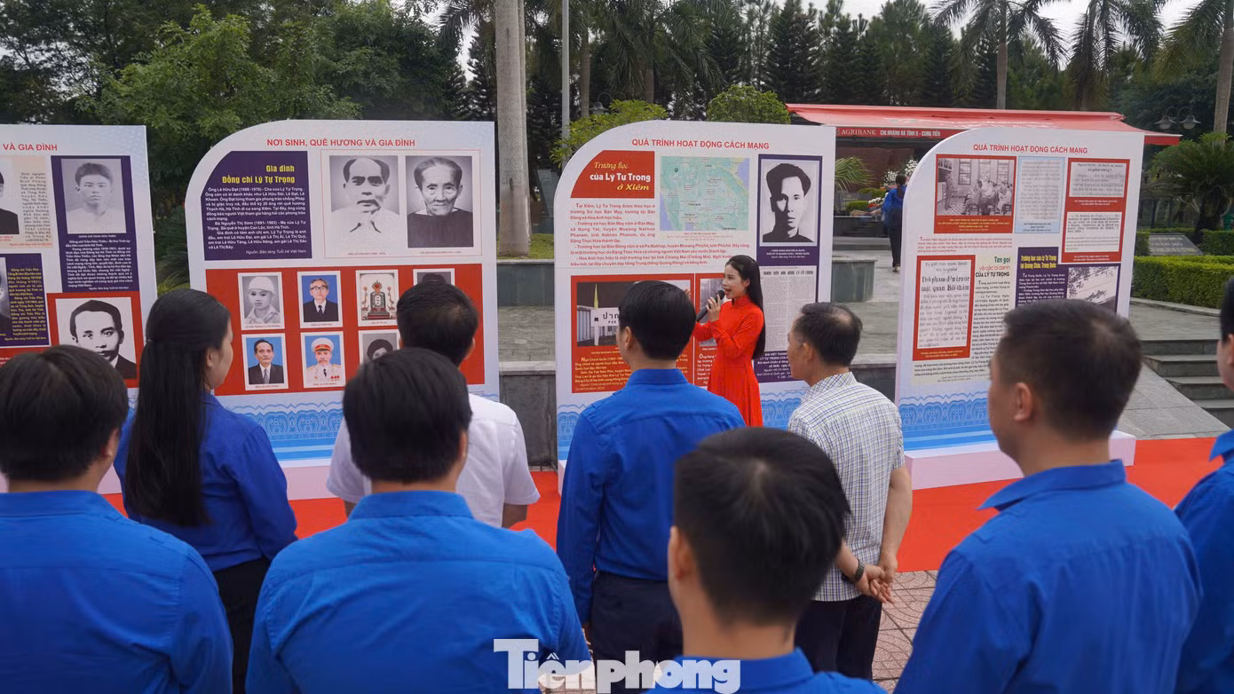 Khu tưởng niệm anh Lý Tự Trọng đã trưng bày gần 200 hình ảnh, tư liệu, hiện vật có giá trị lịch sử góp phần làm sáng tỏ thân thế, sự nghiệp, tinh thần cách mạng của người đoàn viên thanh niên cộng sản đầu tiên. Trong ảnh, đoàn công tác đến xem triển lãm ảnh "Lý Tự Trọng - Người truyền lửa".