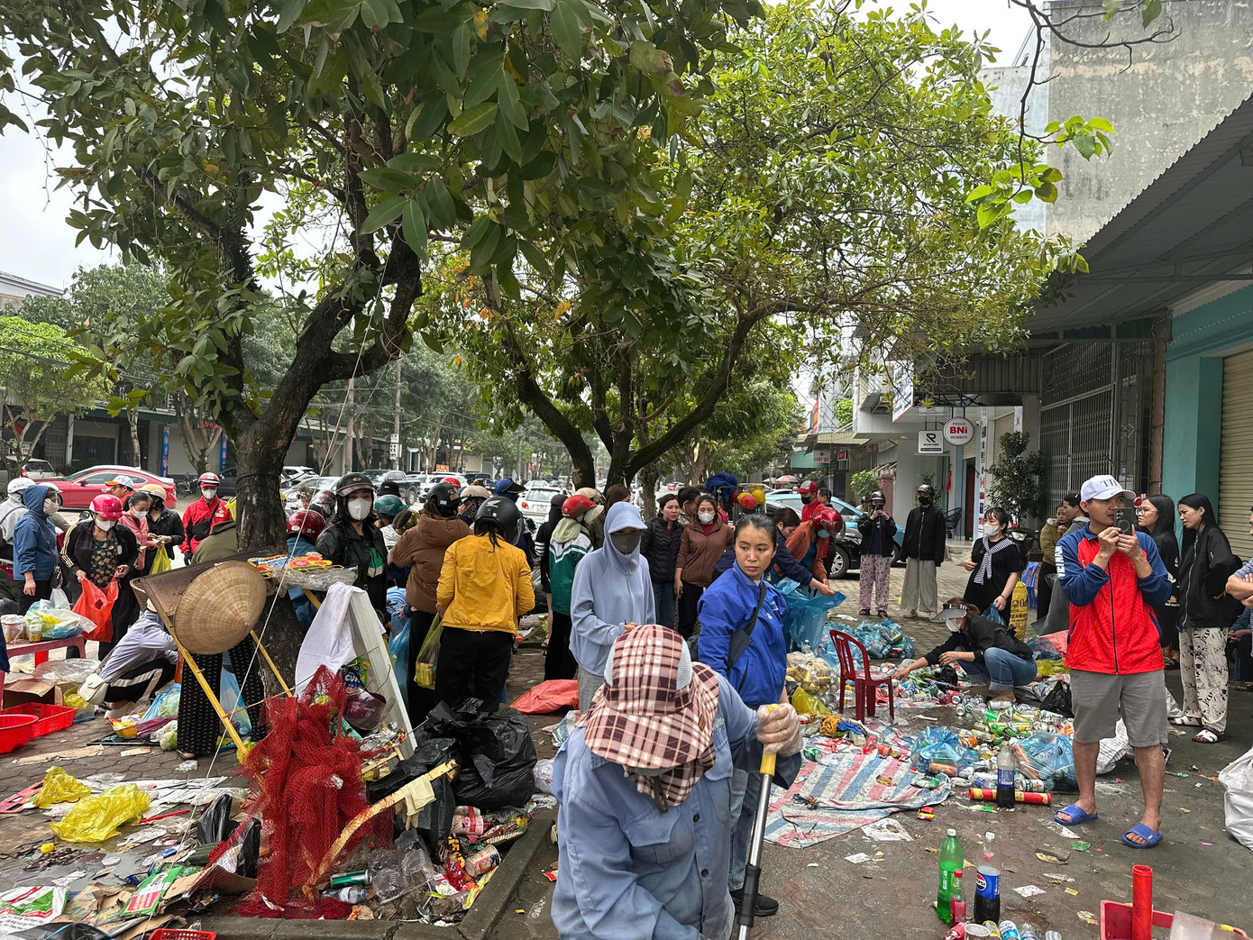 Sau đám cháy, từ sáng đến chiều ngày 8/4, nhiều người dân ở thành phố Hà Tĩnh đã đến hỗ trợ dọn dẹp hiện trường, chung tay mua những sản phẩm còn lại giúp chủ cửa hàng giảm bớt thiệt hại.