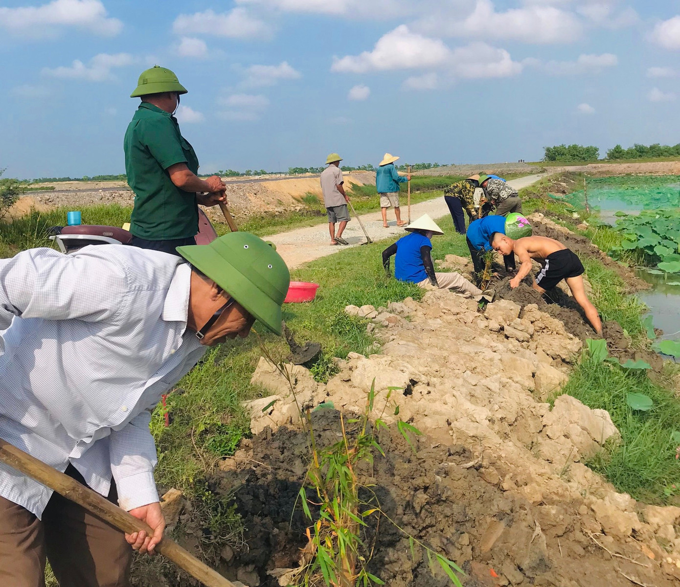 Chị Nguyễn Thị Trang - Bí thư Đoàn xã Thạch Hưng cho biết, trong ngày lực lượng đoàn viên thanh niên xã đã trồng 200 gốc tre và dừa nước tại khu vực ven sông và hồ. Việc làm này nhằm mục đích phủ xanh làm kè chắn sóng và làm đẹp cảnh quan. Mặc dù thời tiết hôm nay nắng nóng, nhưng thanh niên hăng say tình nguyện, cố gắng hoàn thành phần việc được giao.